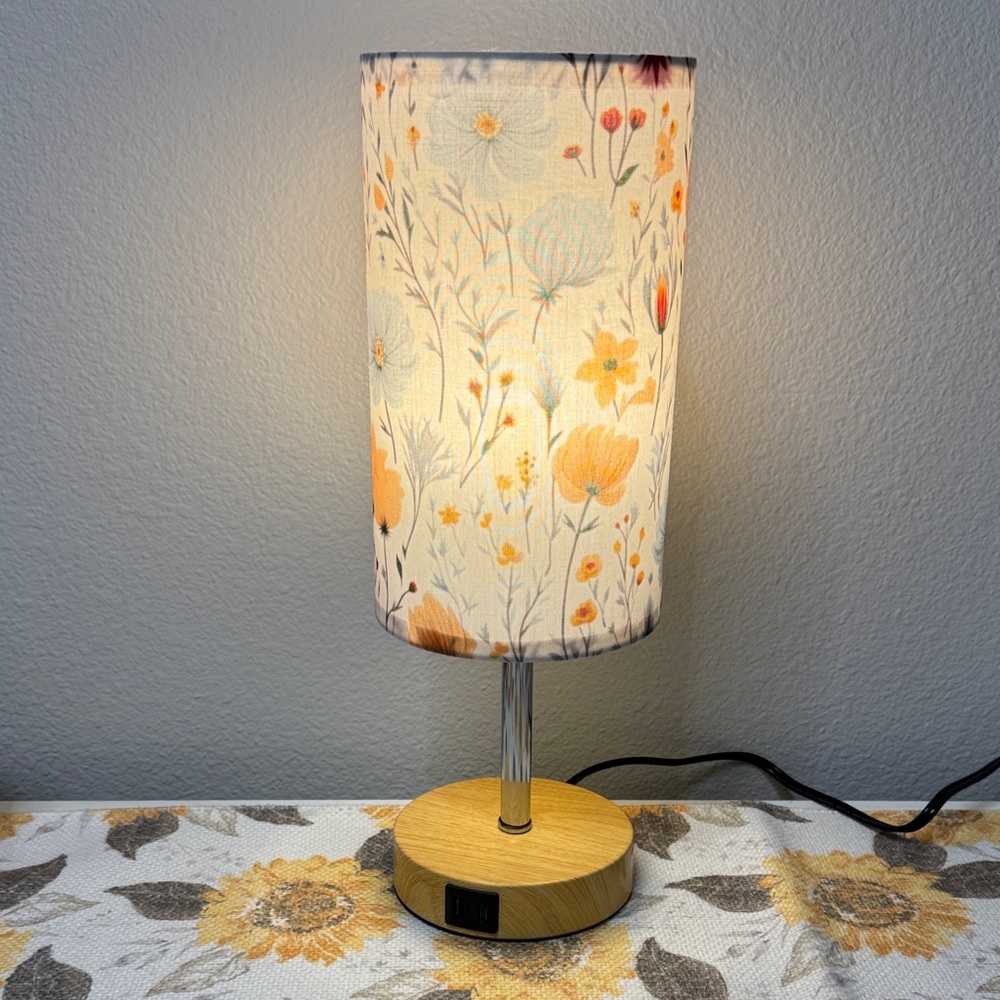 🌸 Floral Touch Table Lamp with USB & Type-C Charging - Picture 5 of 8